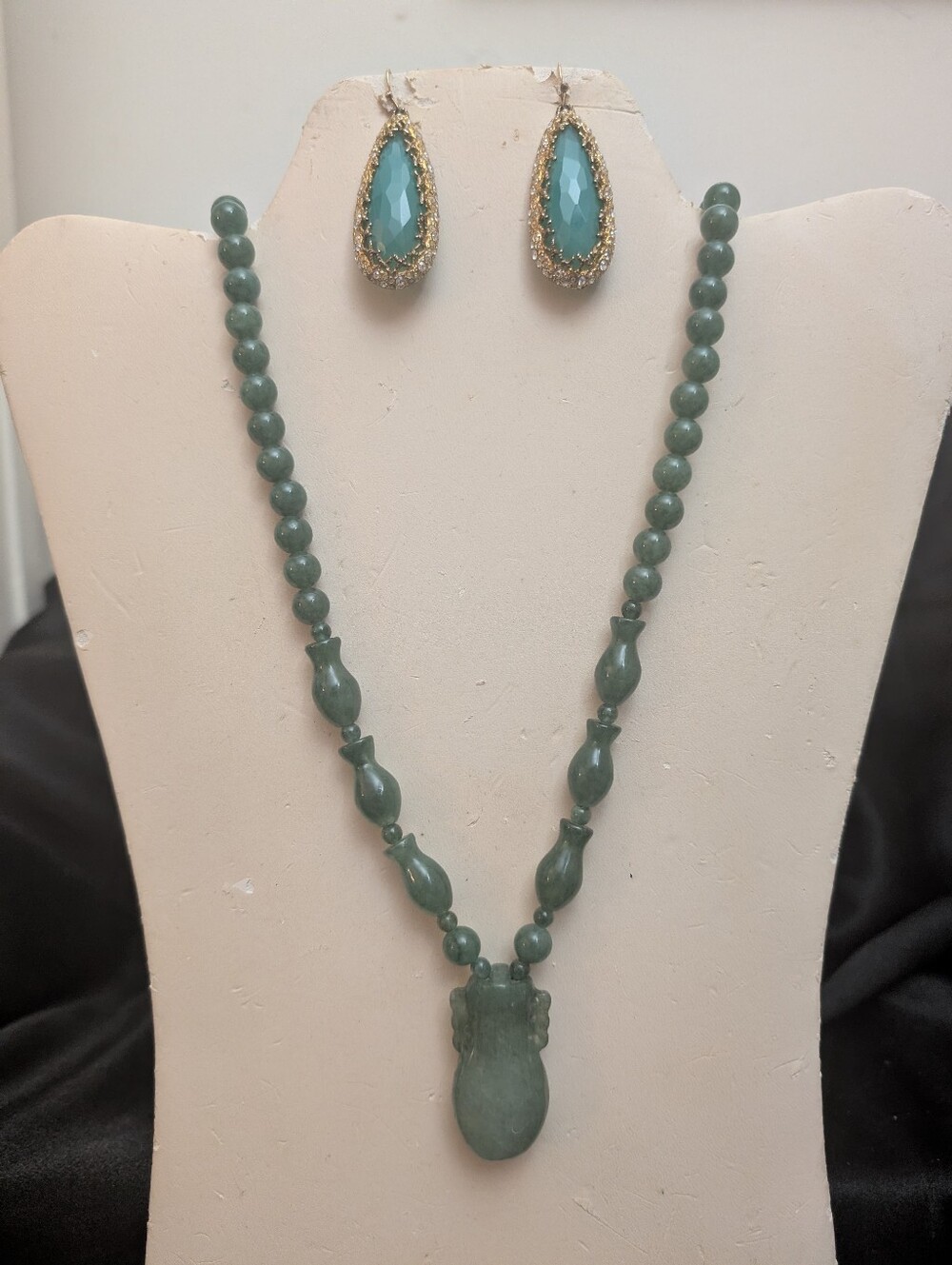 36. FABULOUS JADE Vintage Necklace With Carved Vase Motif w Kendra Scott earring